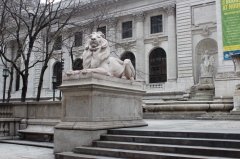 Лев не просто так, он сторожит Национальную Библиотеку